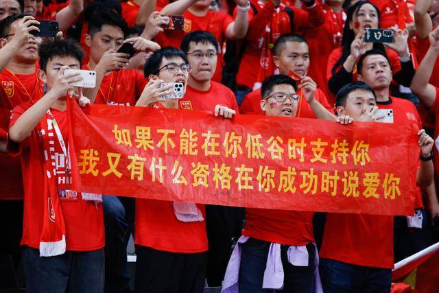 记者：本坦库尔因种族歧视孙兴慜 被英足总禁7场